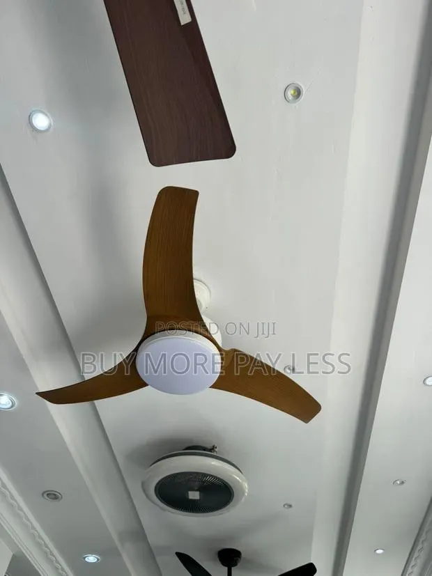 Modern 3-Blade Propeller-Style Ceiling Fan With Integrated Led Light · Photo 1