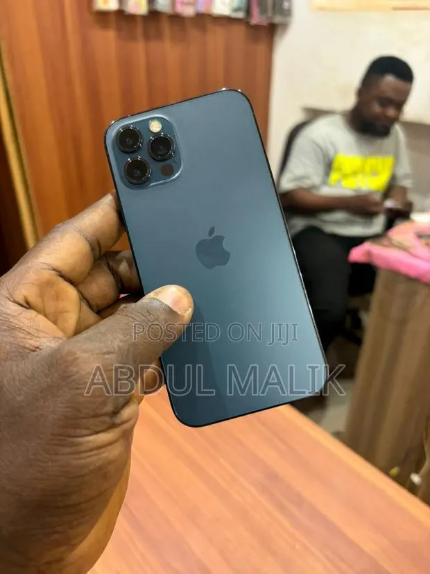 Apple iPhone 12 Pro 128 GB Graphite · Photo 1