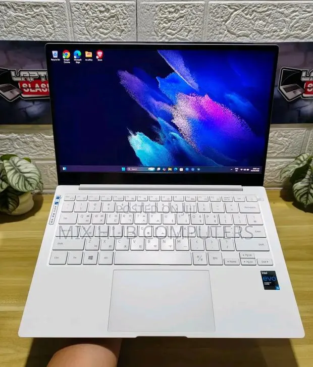 New Laptop Samsung Notebook Flash (NP530) 16GB Intel Core i5 SSD 512GB · Photo 1