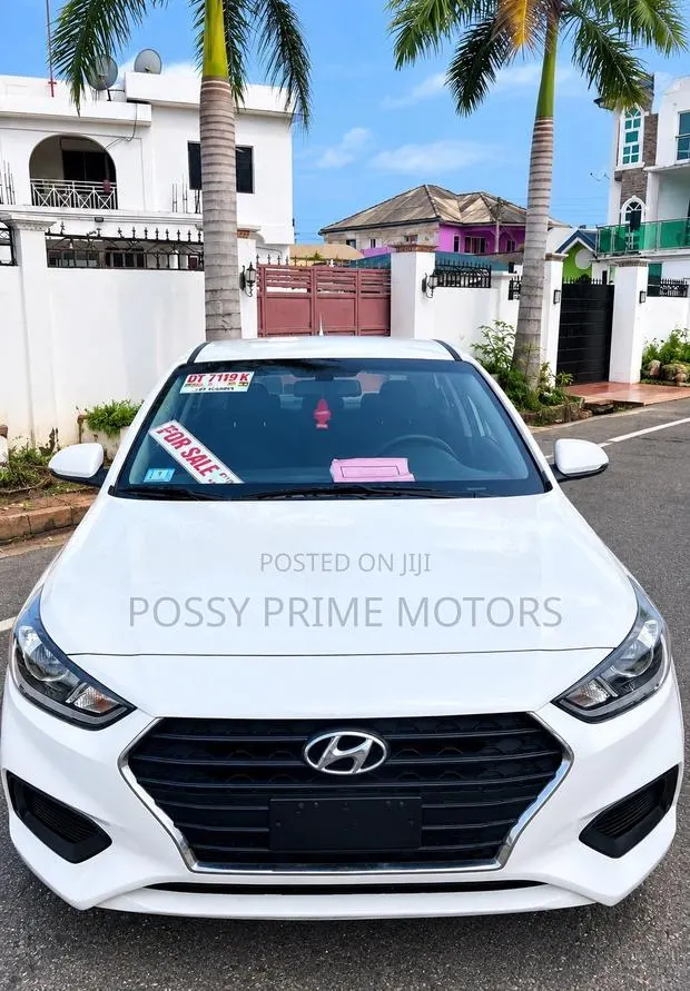 Hyundai Accent SE 2018 White · Photo 1