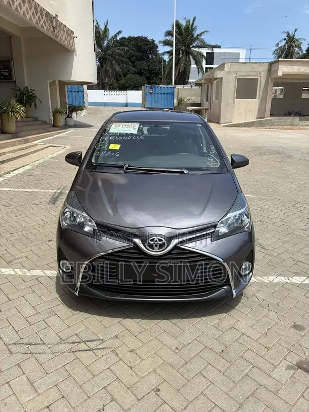 Toyota Yaris LE Hatchback 5dr 2015 Gray · Photo 1