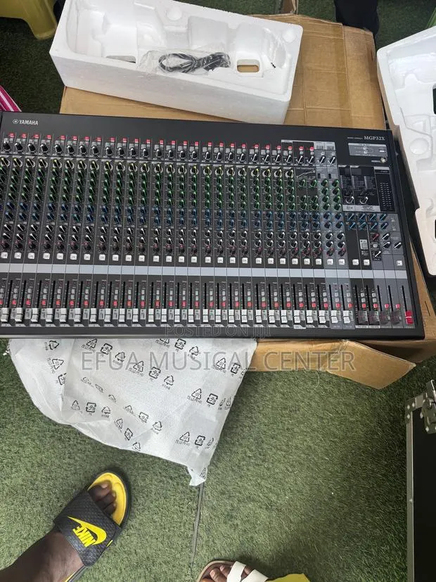 Yamaha Mgp32x 32channel Mixing Console · Photo 1