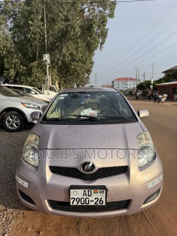 Toyota Vitz 2010 Silver · Photo 1