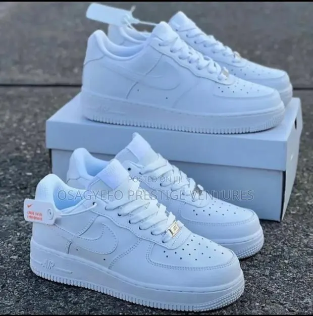 Nike Air Force 1 ‘Triple White’ · Photo 1