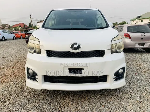 Toyota Voxy 2012 White · Photo 1