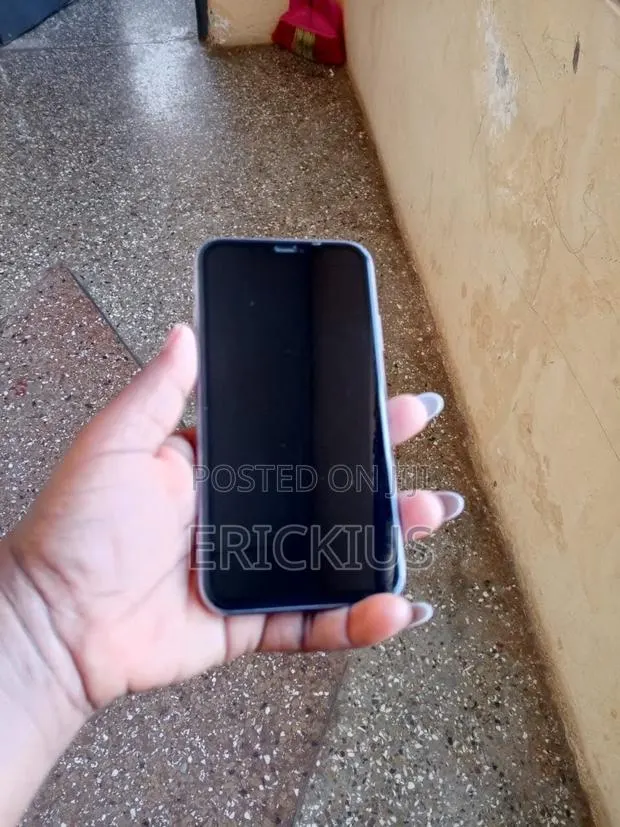 Apple iPhone 11 64 GB Purple · Photo 1