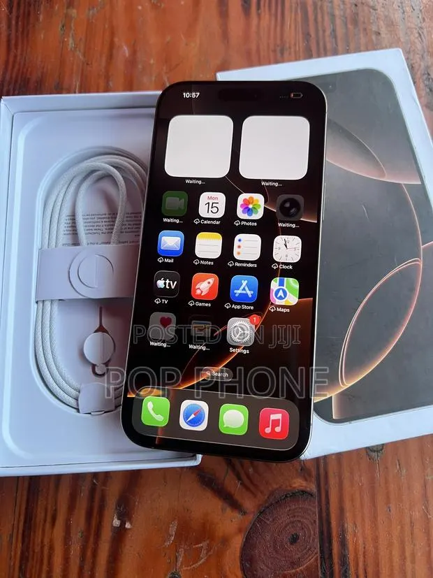 Apple iPhone 16 Pro Max 256 GB Gold · Photo 1