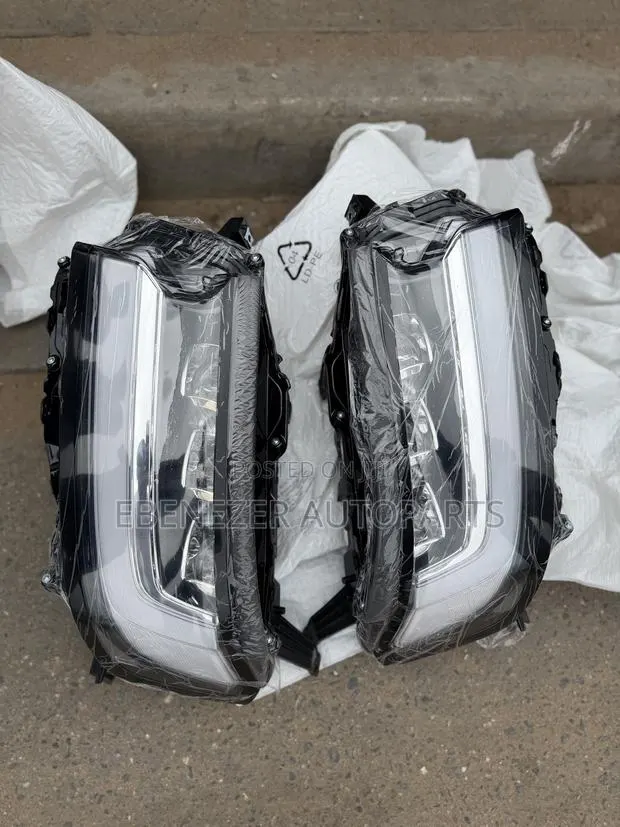 Toyota Land Cruiser LC300 Headlights 2021 2022 2023 · Photo 1