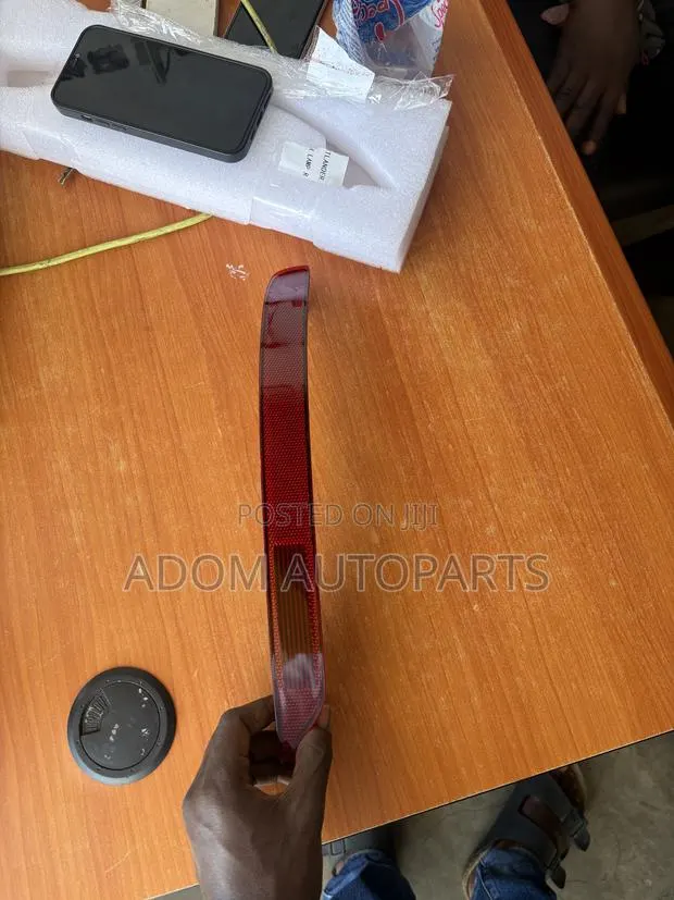 Mitsubishi Outlander Bumper Reflector Light 2022 2023 2024 · Photo 1