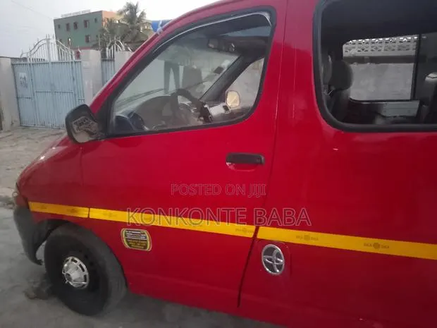 Toyota HiAce 2008 Red · Photo 1