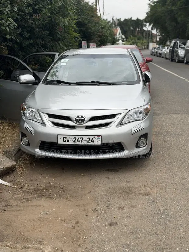 Toyota Corolla LE 4dr Sedan (1.8L 4cyl 4A) 2013 Silver · Photo 1