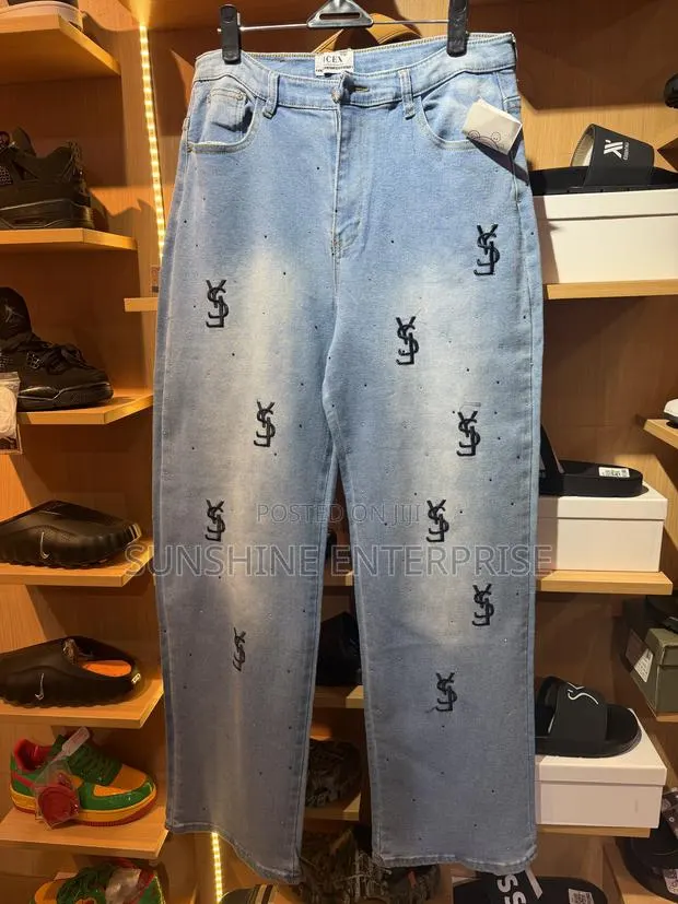 Ladies Baggy Jeans · Photo 1