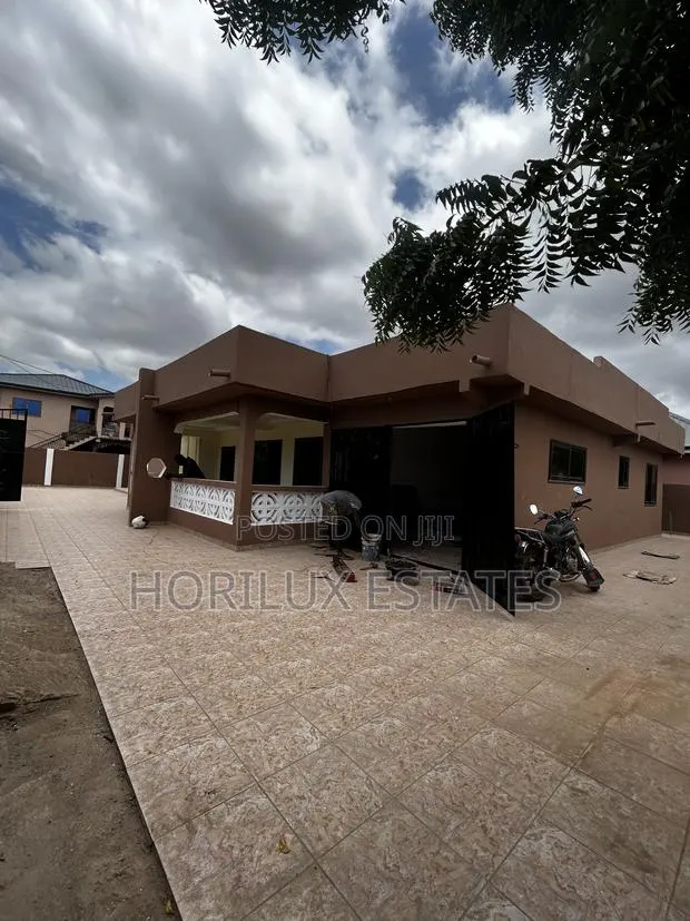 4bdrm Bungalow in Santa Maria Washing for sale · Photo 1