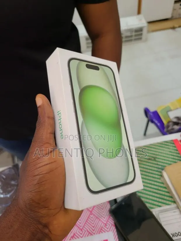 New Apple iPhone 15 128 GB Green · Photo 1