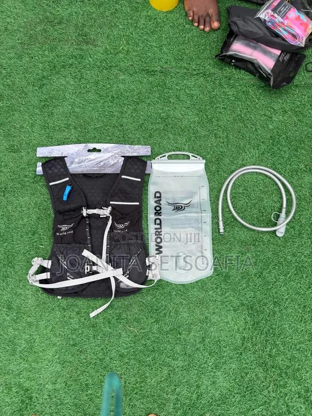 Running Vest With Bottle · Photo 1