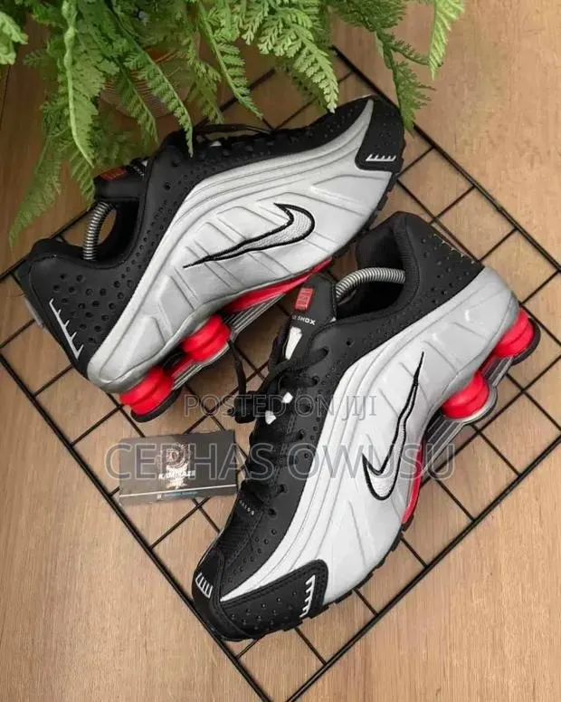 Nike Shox R4 Sneakers · Photo 1