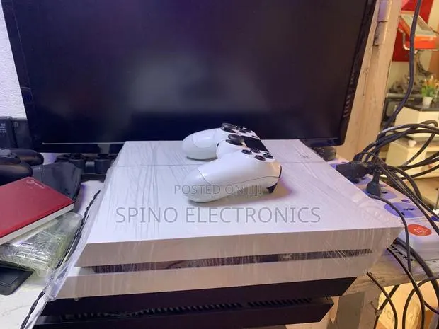 Ps4 White With Games · Photo 1