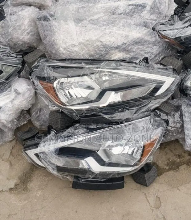 Nissan Sentra 2016-2017-2018-2019 Headlight Pair · Photo 1