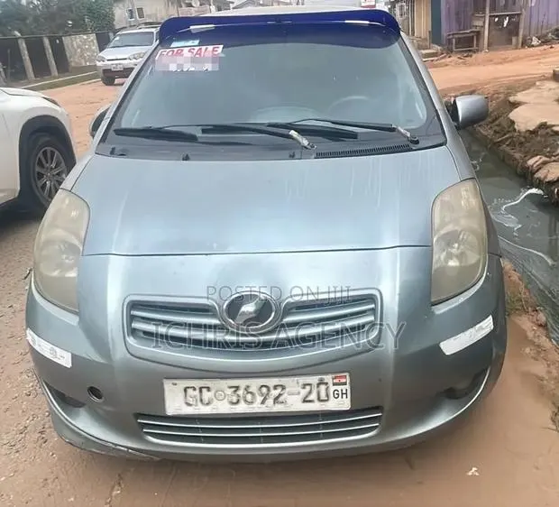 Toyota Vitz 2007 Green · Photo 1