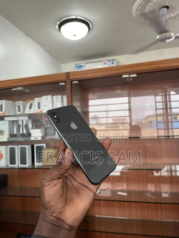 Apple iPhone XS Max 64 GB Black · Photo 1