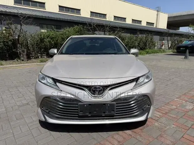 Toyota Camry 2020 Silver · Photo 1