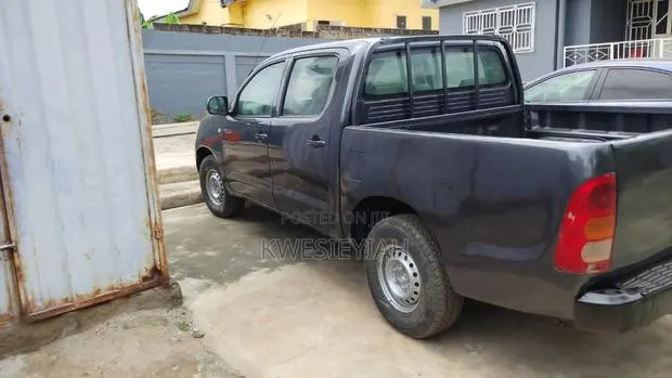 Toyota Hilux 2.5 D-4D SRX 4WD 2008 Gray · Photo 1