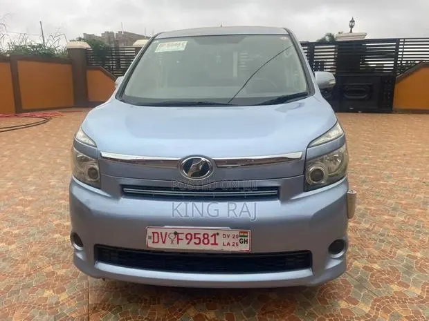 Toyota Voxy X 4WD 8-Seater 2011 Blue · Photo 1