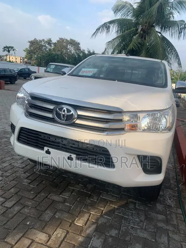 New Toyota Hilux 2025 White · Photo 1