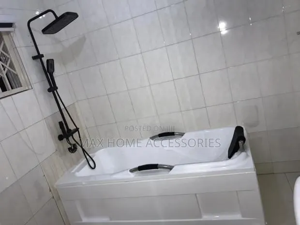 Black And White Bath Tub · Photo 1