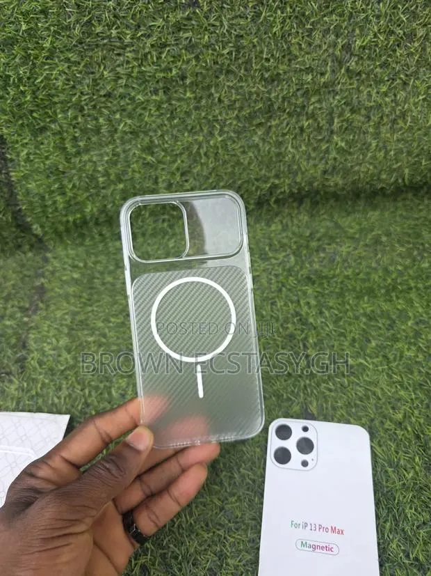 Non Yellowing iPhone 12/13 Pro Max Transparent Case · Photo 1