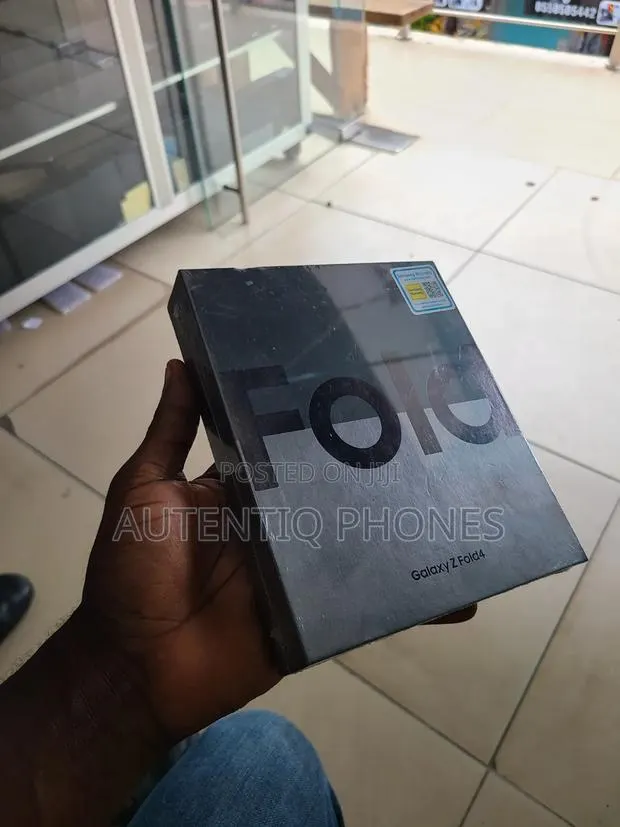 New Samsung Galaxy Z Fold4 256 GB Black · Photo 1