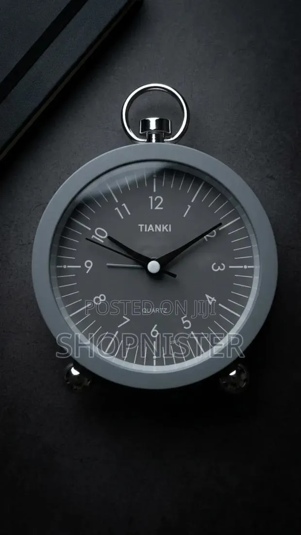 Lightweight Vintage-Style Table Clock · Photo 1