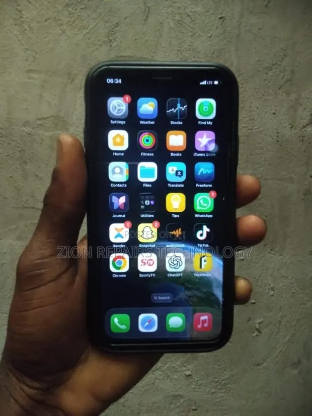 Apple iPhone 11 128 GB Gray · Photo 1