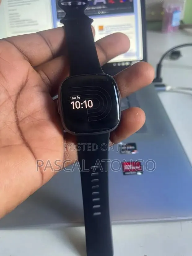 Fitbit Versa 4 · Photo 1