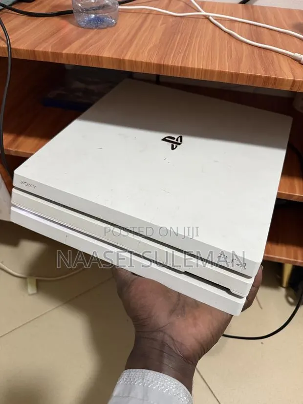 PlayStation 4 Pro White · Photo 1