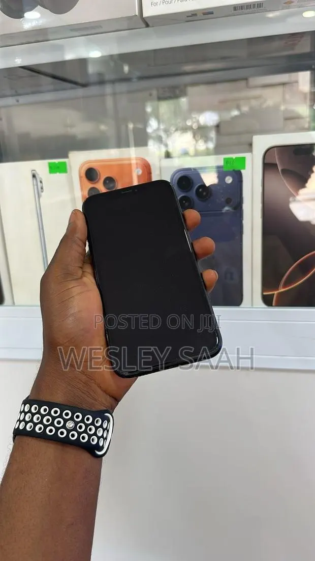 Apple iPhone XR 64 GB Black · Photo 1