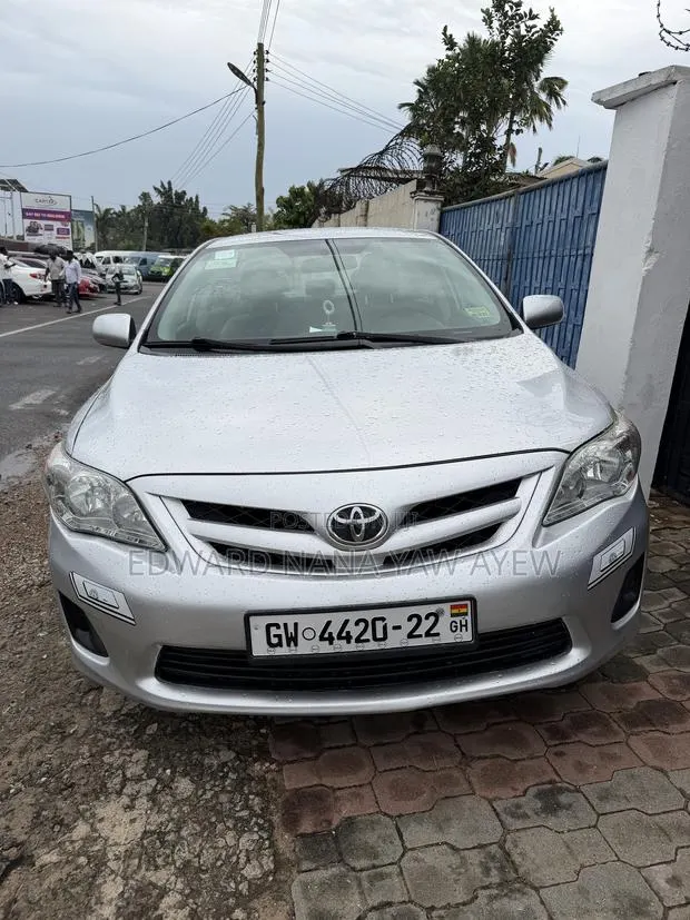 Toyota Corolla LE 4dr Sedan (1.8L 4cyl 4A) 2013 Silver · Photo 1