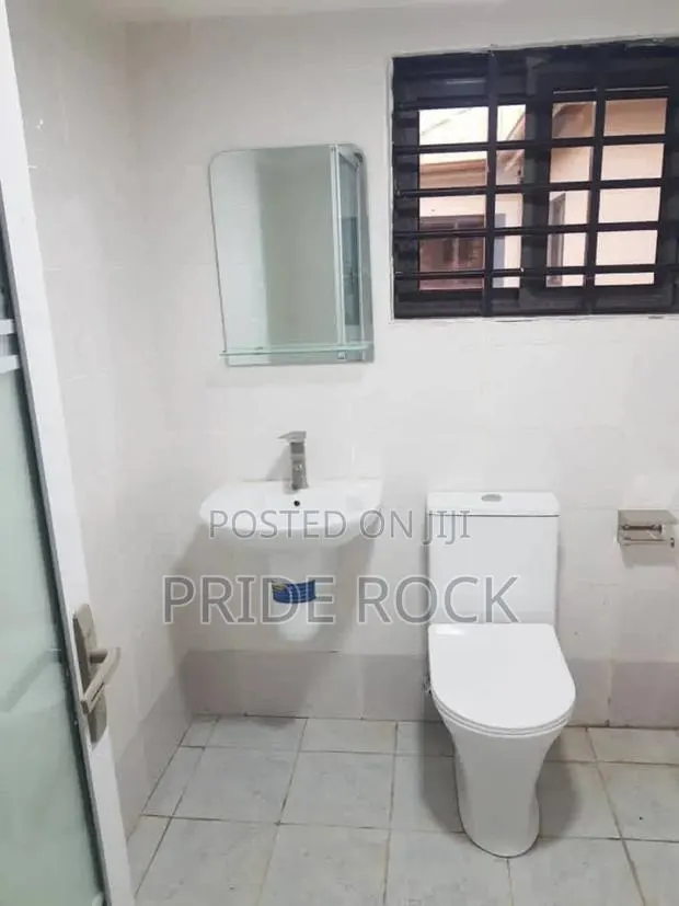 Press Top Wc With Half Stand Basin Set · Photo 1