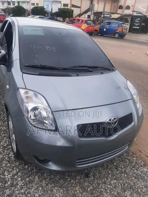 Toyota Yaris LE Hatchback 3dr 2012 Gray · Photo 1