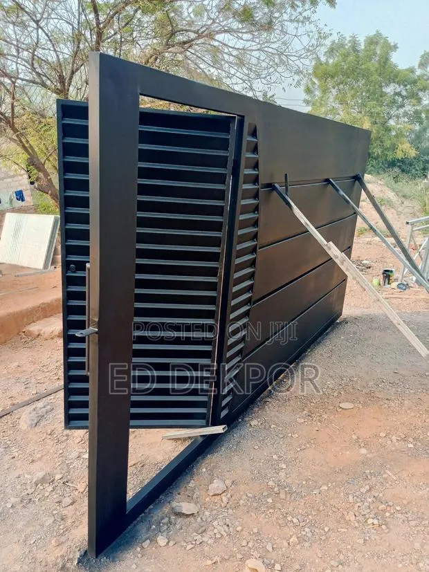 Side Circle Design Gate · Photo 1