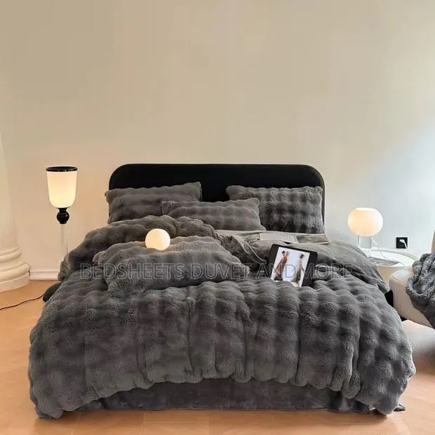 Grey Velvet Duvet Set · Photo 1