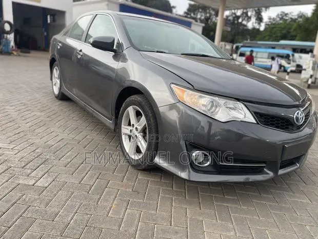 Toyota Camry 2014 Gray · Photo 1