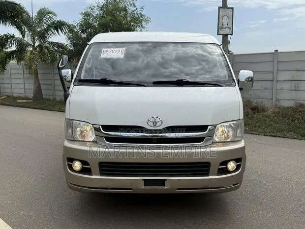 Toyota HiAce 2017 White · Photo 1