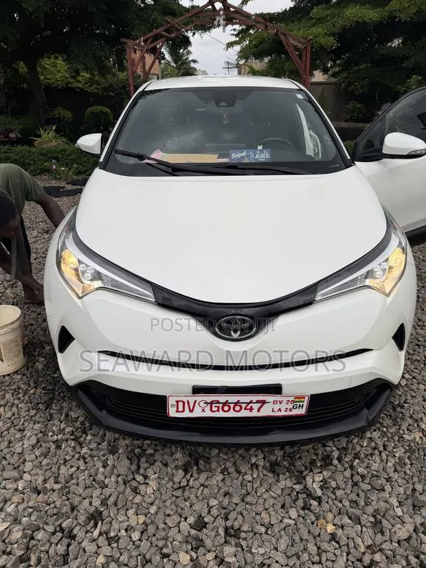 Toyota C-HR XLE Prermium FWD (2.0L 4cyl 2AM) 2018 White · Photo 1