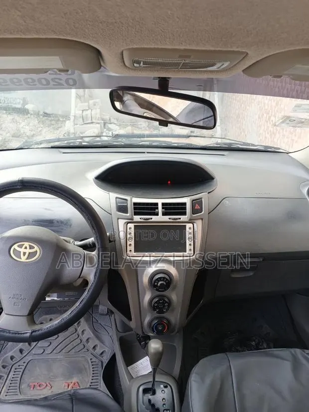Toyota Vitz 1.3 AWD 3dr 2010 Silver · Photo 1