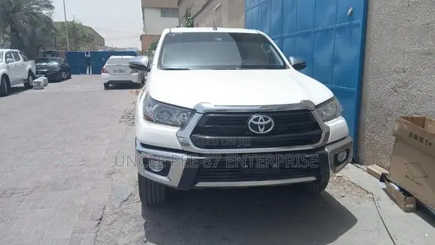 Toyota Hilux 2025 White · Photo 1