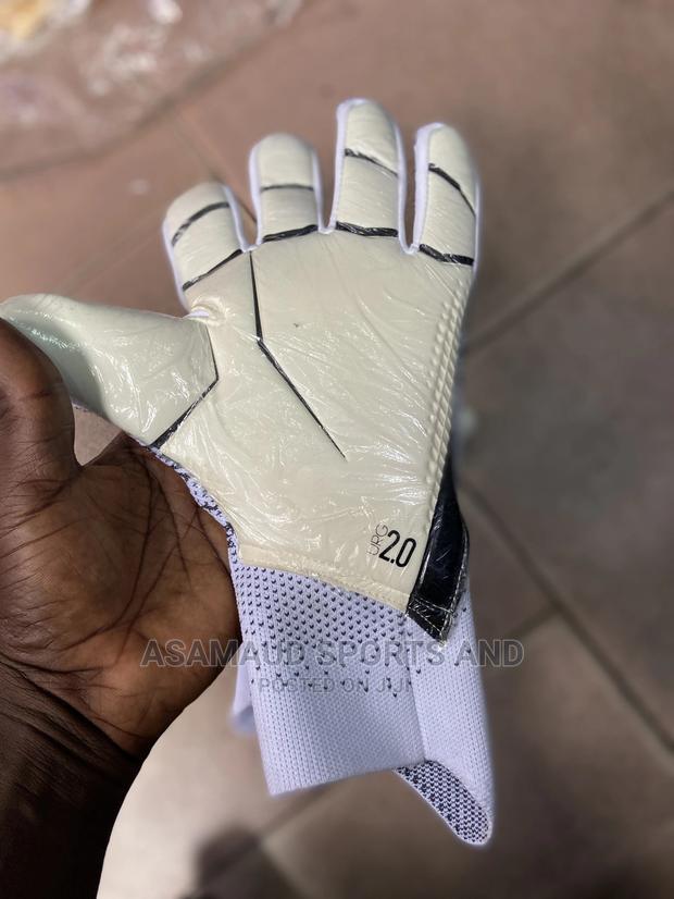 Original Predator Goalkeeper Gloves at Cool Price · Photo 1