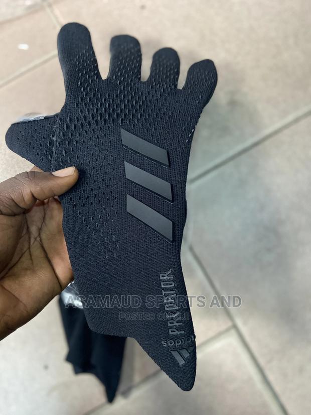 Original Predator Goalkeeper Gloves at Cool Price · Photo 5