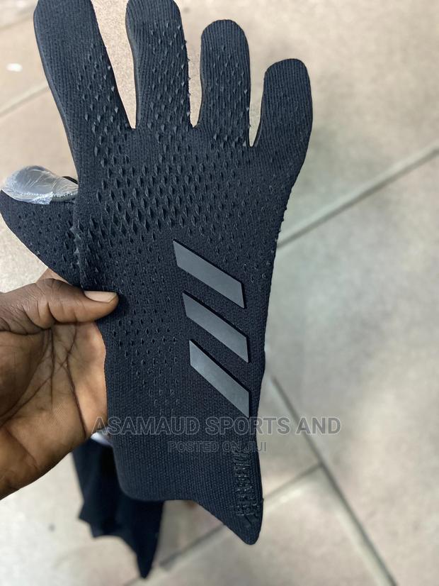 Original Predator Goalkeeper Gloves at Cool Price · Photo 7