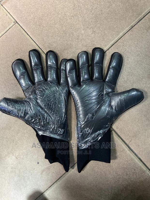 Original Predator Goalkeeper Gloves at Cool Price · Photo 8